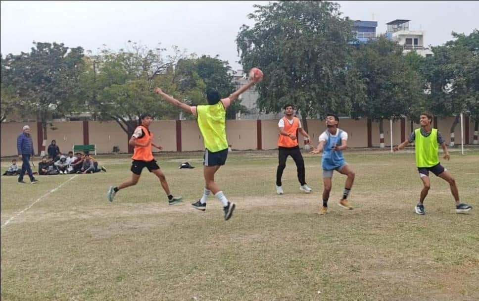 फोटो-21- हैंडबॉल प्रतियोगिता में प्रतिभाग करते खिलाड़ी। स्रोत: खिलाड़ी