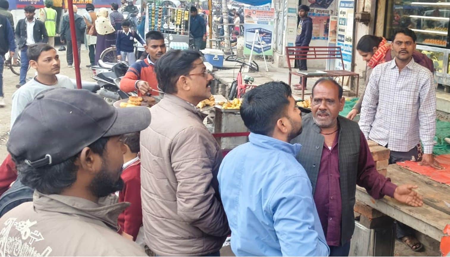 फोटो 21: शाहजहांपुर मार्ग पर अतिक्रमण हटवाती निकाय की टीम। स्रोत : विभाग