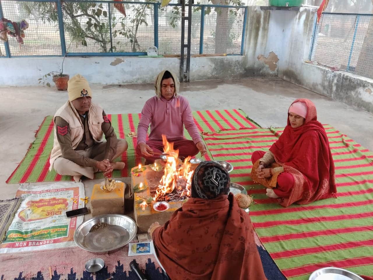 फोटो 23 जिला जेल में हवन करते कर्मचारी।स्रोत विभाग