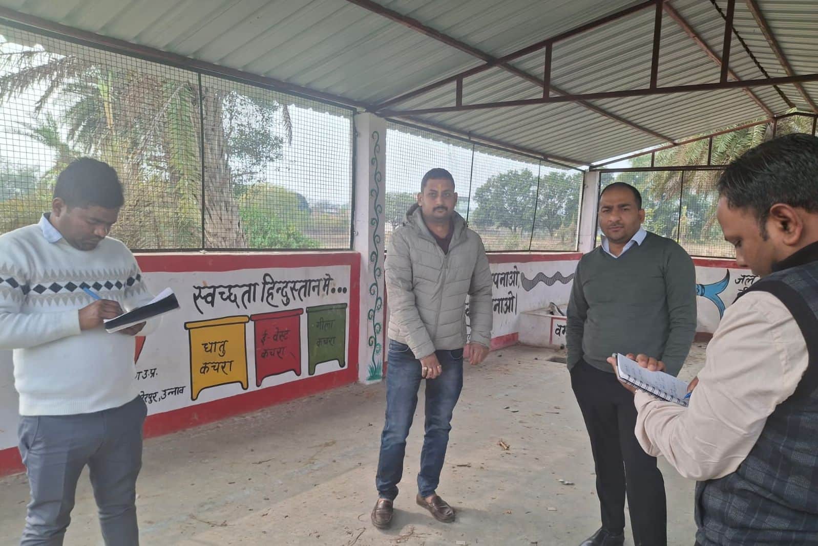 फोटो-26-बक्सर आरआरसी की जांच करते उपनिदेशक पंचायतीराज शाश्वत आनंद। स्रोत: कर्मचारी