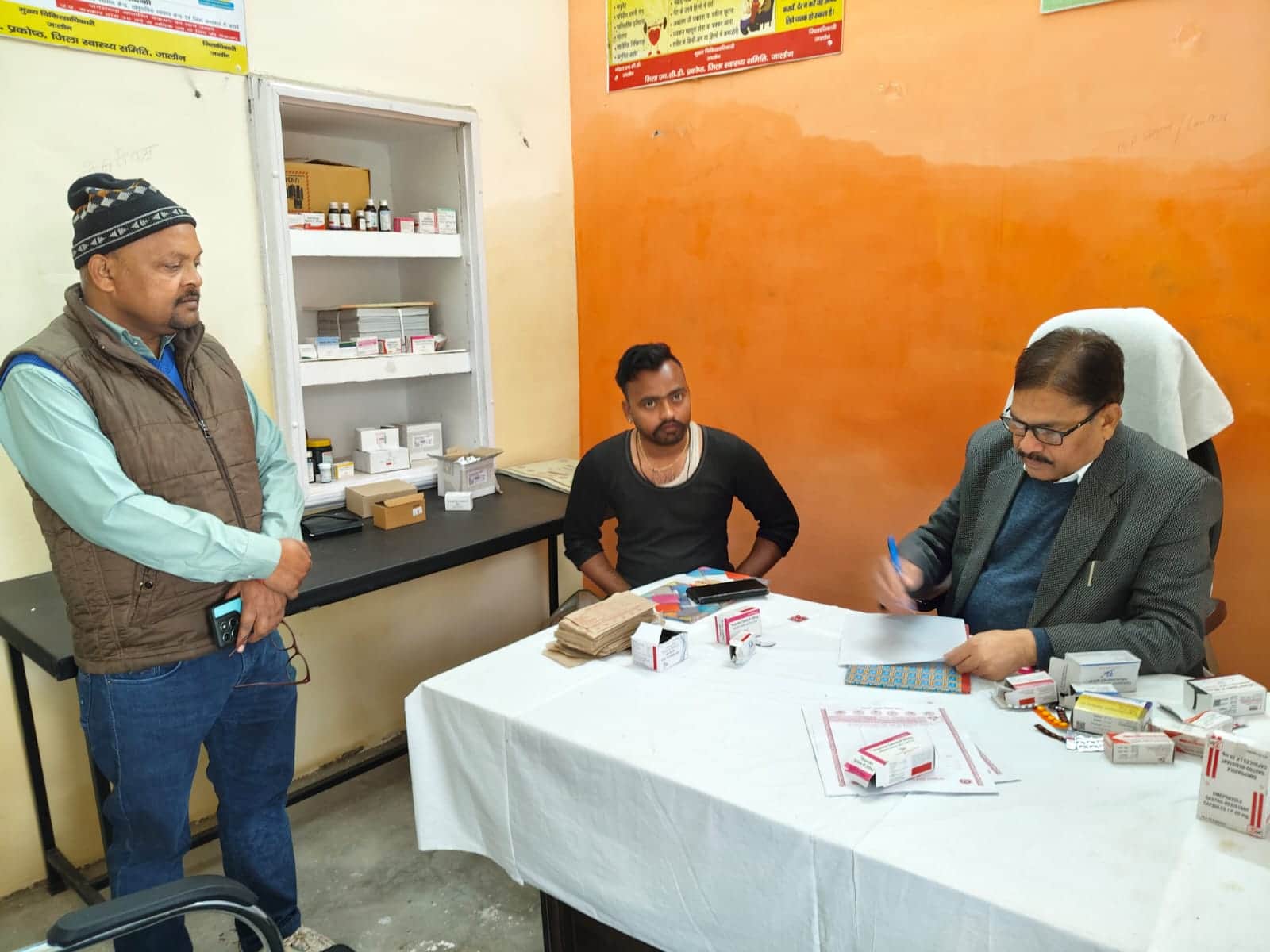 फोटो-28-कोटरा के आयुष्मान आरोग्य मंदिर में मरीज देखते सीएमओ डॉ.वीरेंद्र सिंह। संवाद