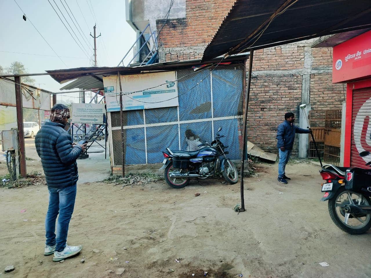 फोटो-28सीकेटीपी 01 शहर के धनुष चौराहा से पटेल तिराहा मार्ग पर सर्वे करती टीम। संवाद