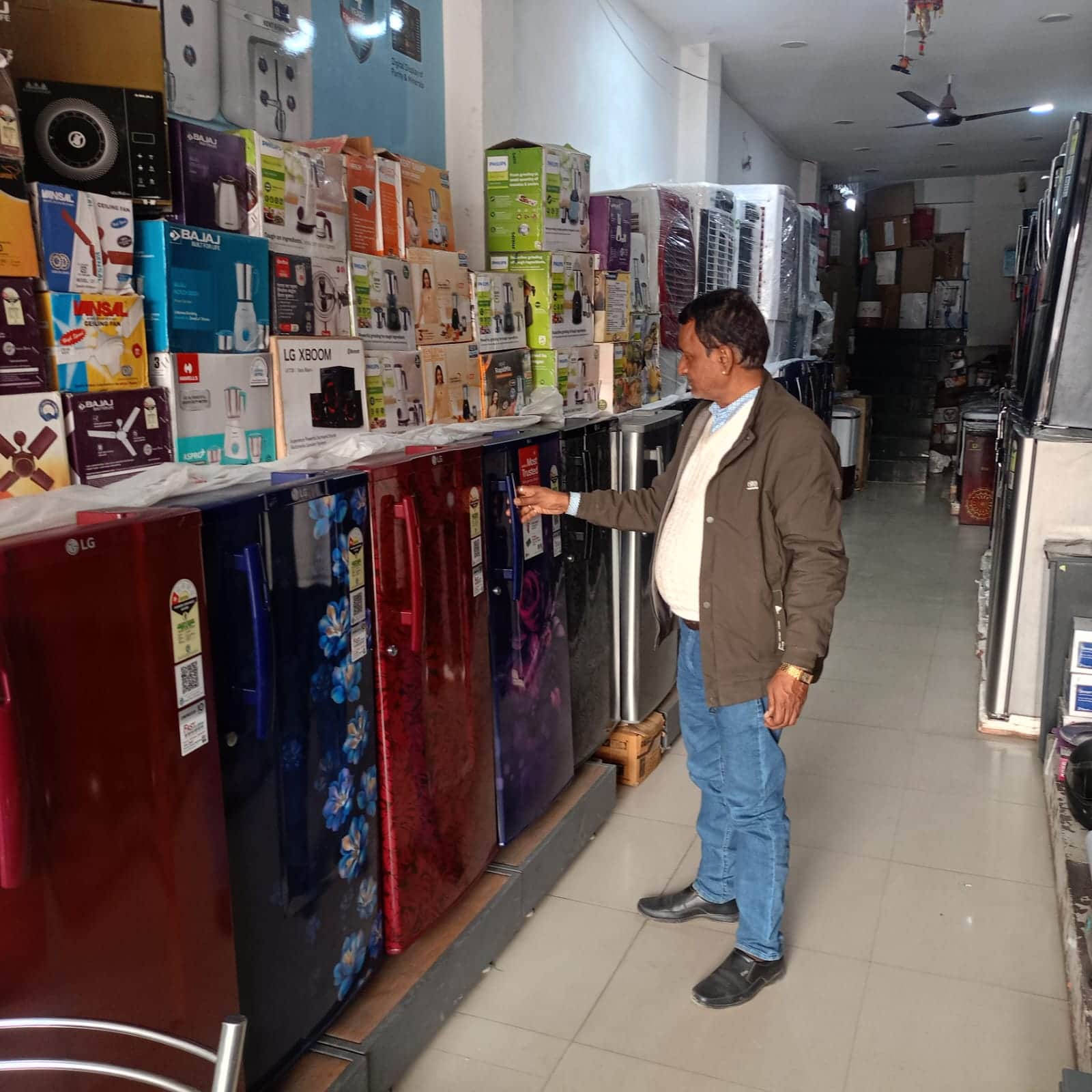 फोटो 28सीकेटीपी 02 इलेक्ट्रॉनिक दुकान पर फ्रिज देखता ग्राहक। संवाद