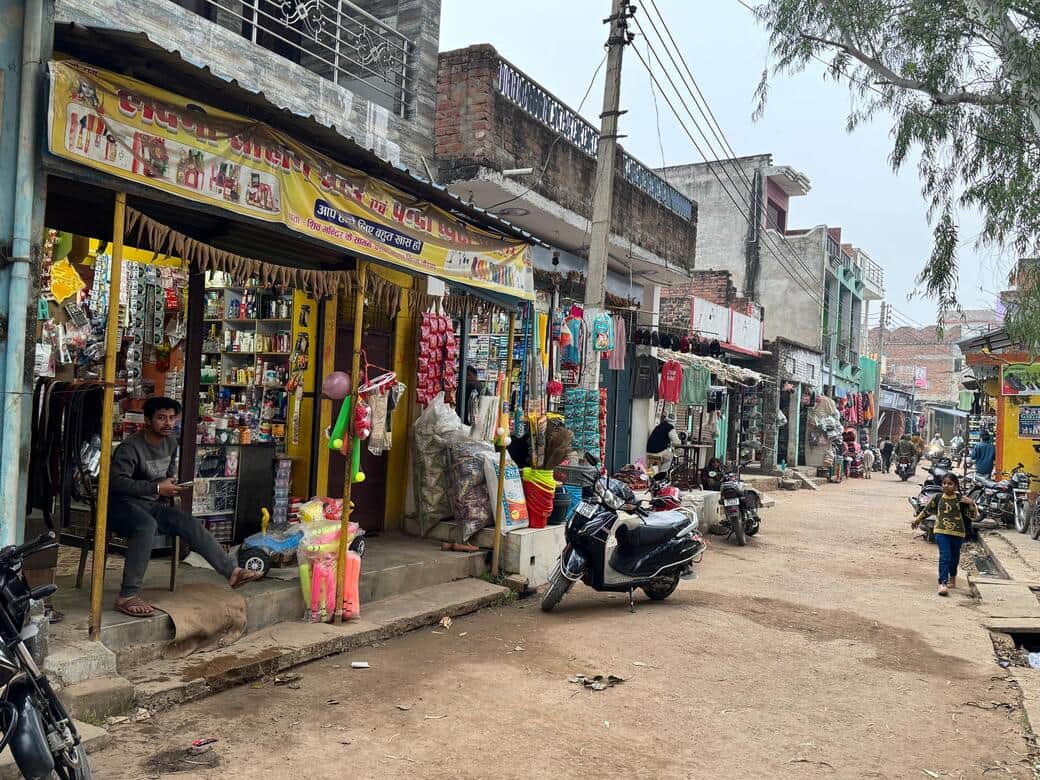 फोटो-28सीकेटीपी 12  दुकानों के खुलने के बाद बरगढ़ बाजार का दृश्य। संवाद