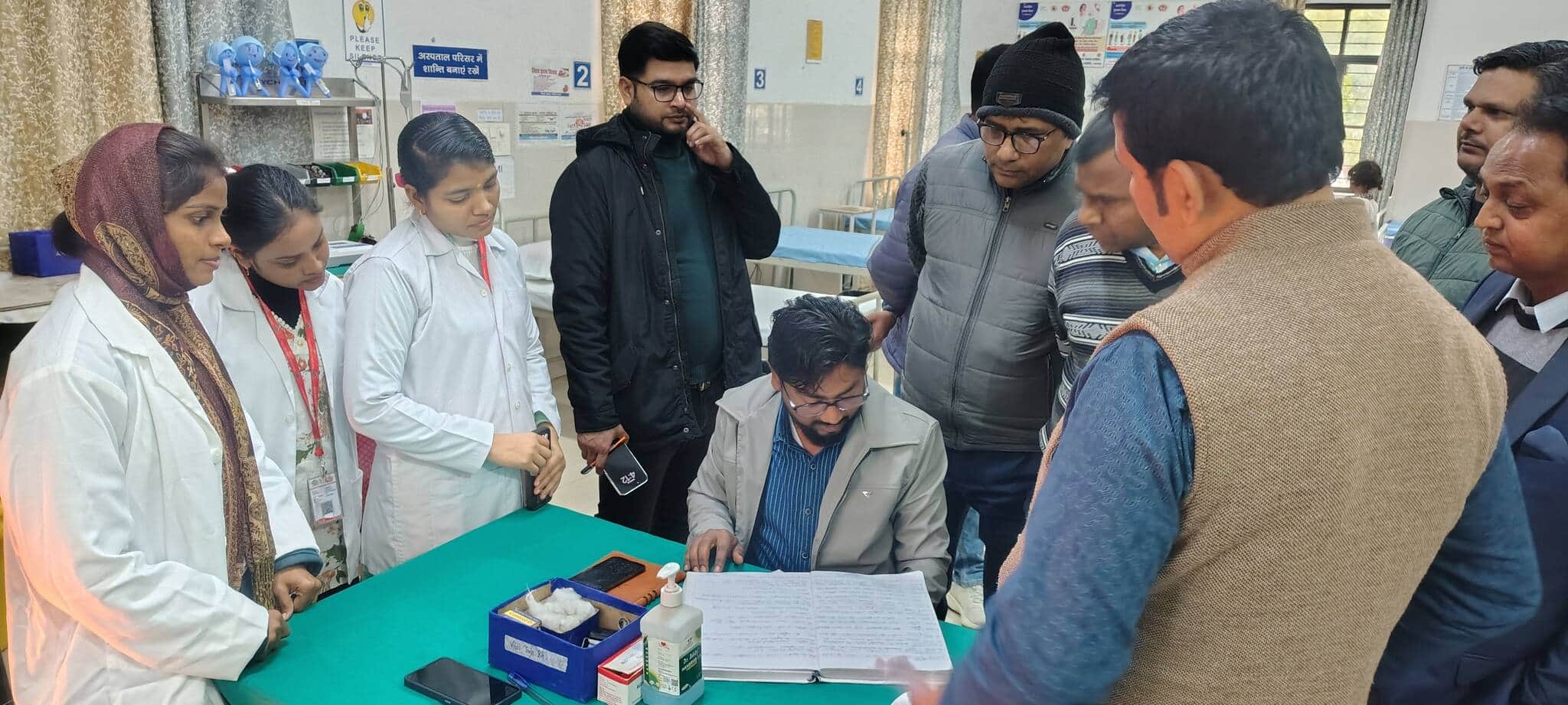 फोटो- 31-सफीपुर सीएचसी में रजिस्टर चेक करते मंडल टीम के सदस्य मोहम्मद शाहिद व आशीष कुमार। संवाद