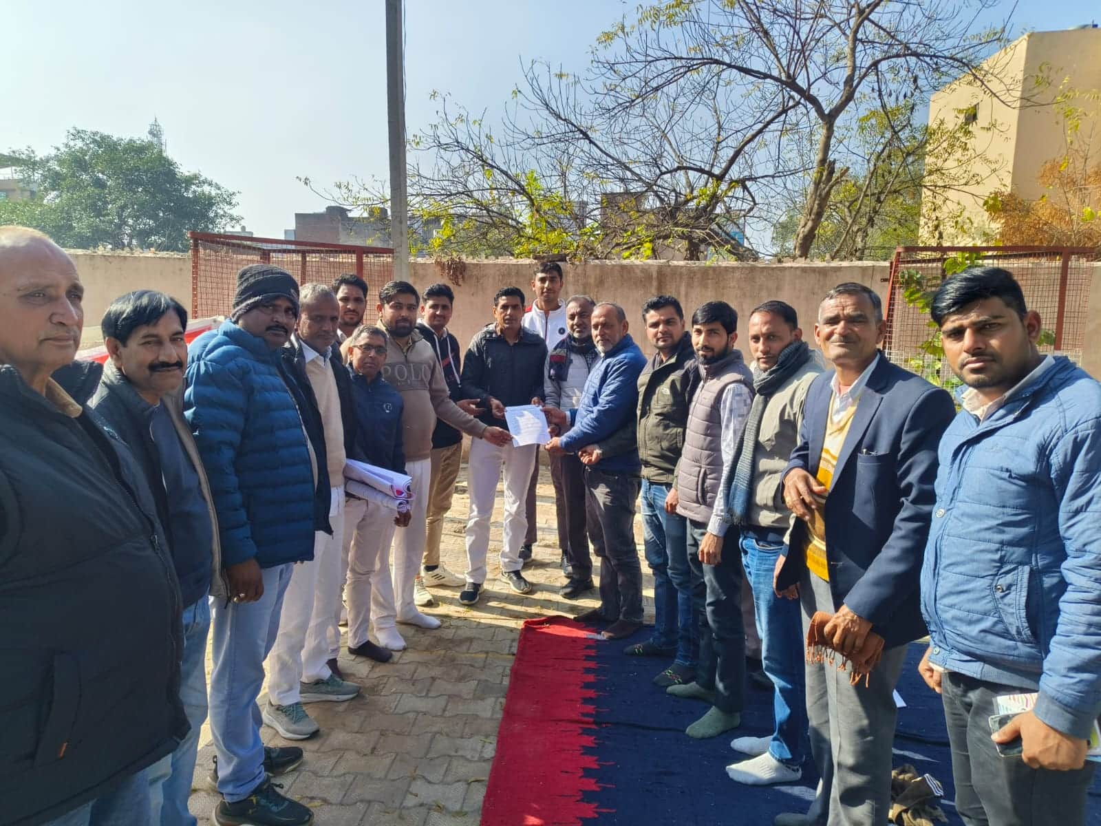 फोटो 4विरोध प्रदर्शन के दौरान अधीक्षक रहीश यादव को ज्ञापन सौंपते कर्मचारी।स्रोत यूनियन