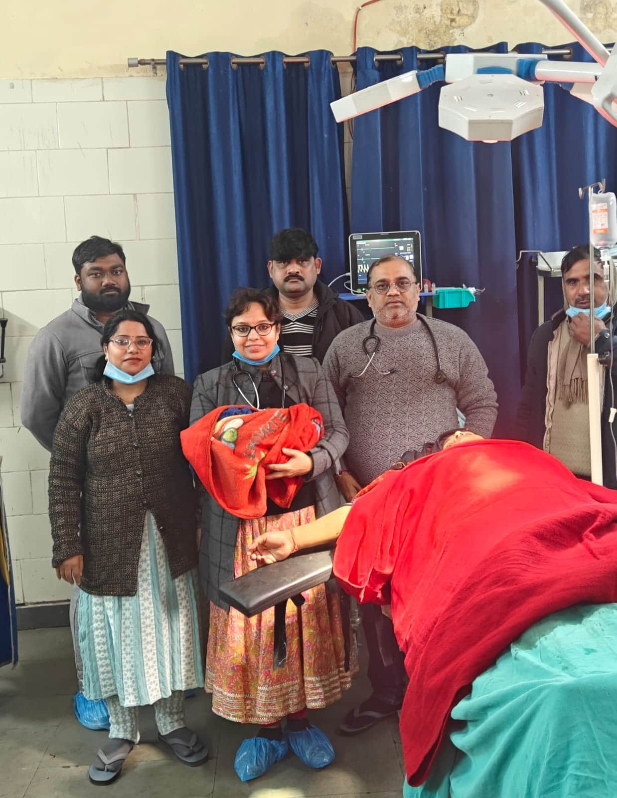 फोटो 9 सीएचसी घिरोर पर सिजेरियन प्रसव के बाद बच्ची के साथ डॉ. निशिता यादव और उनकी टीम। स्रोत वि