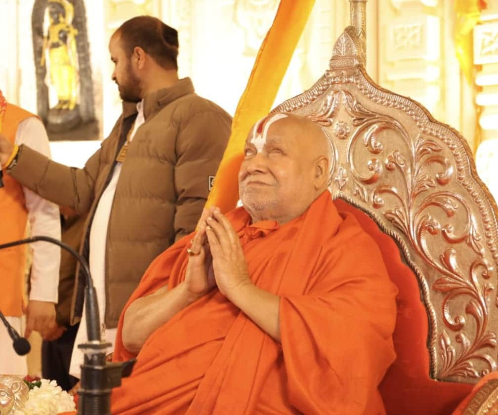 फोटों नंबर-24नारनौल के जौरासी धाम में रामकथा कहते स्वामी श्री रामभद्राचार्य जी । स्रोत-आयोजक