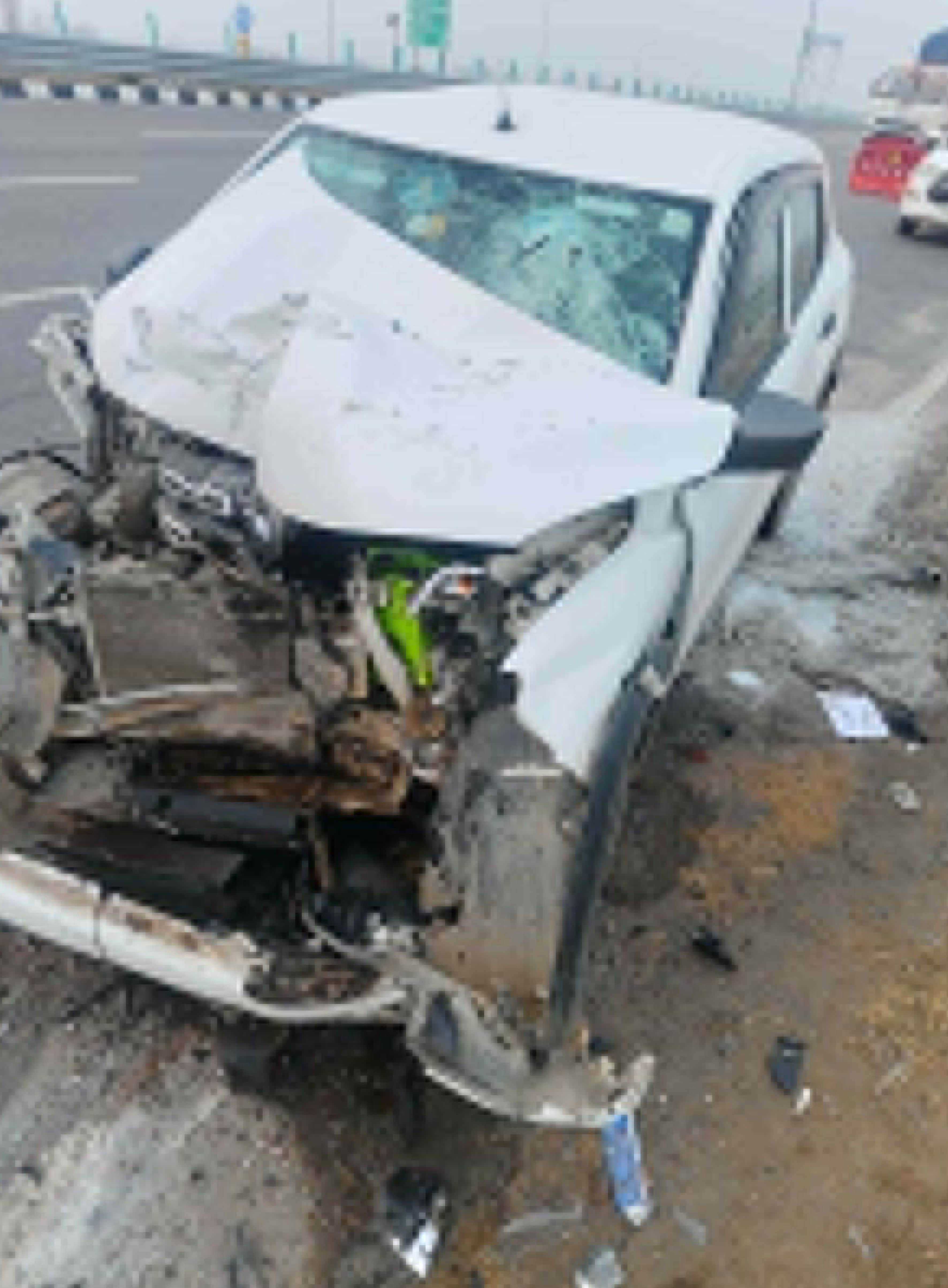 फोटो संख्या:52 एनएच 152डी पर दुर्घटना के बाद क्षतिग्रस्त हुई कार। संवाद