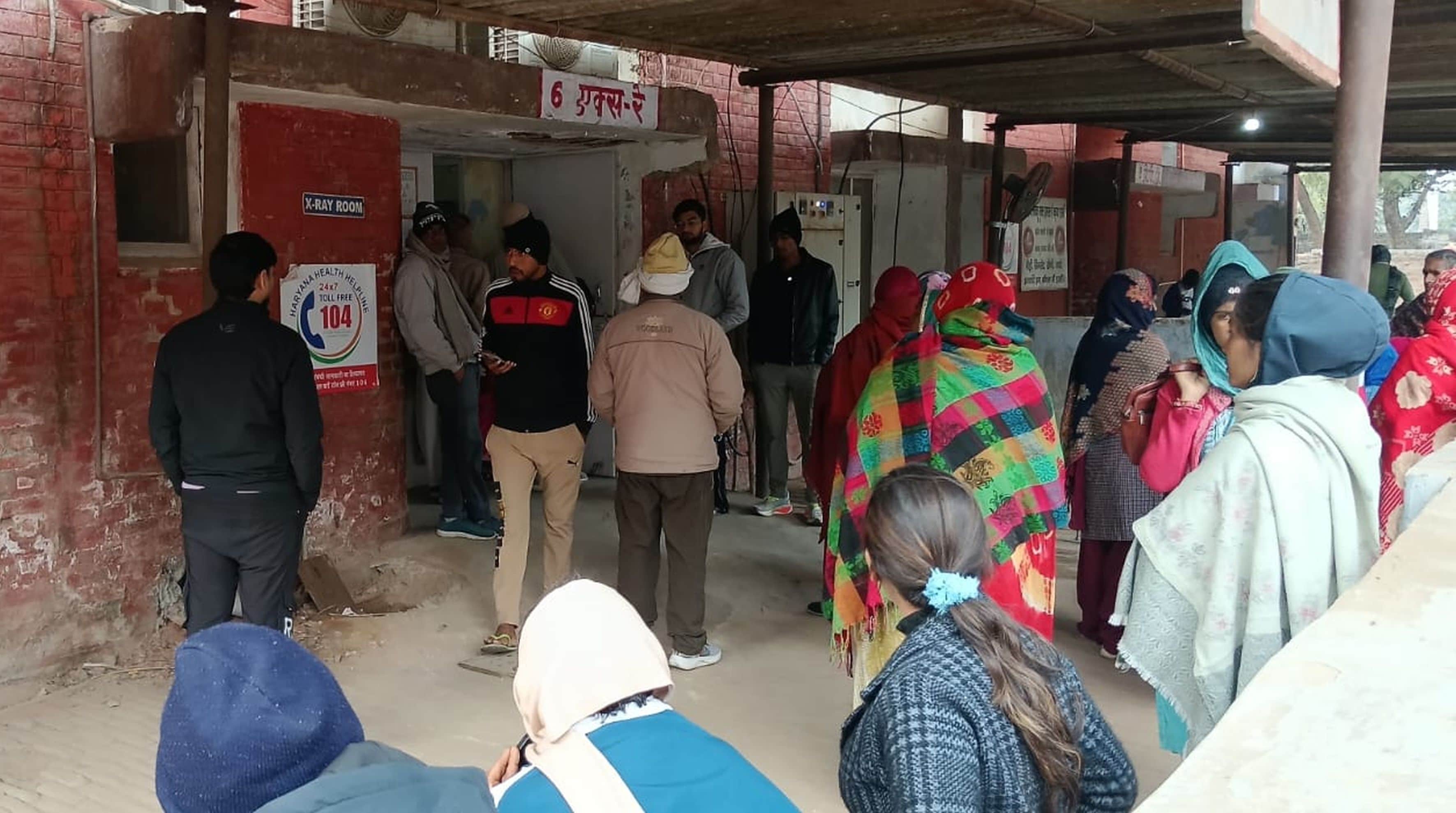 फोटो संख्या:58 एक्स-रे कक्ष के बाहर लगी मरीजों की लाइन। संवाद