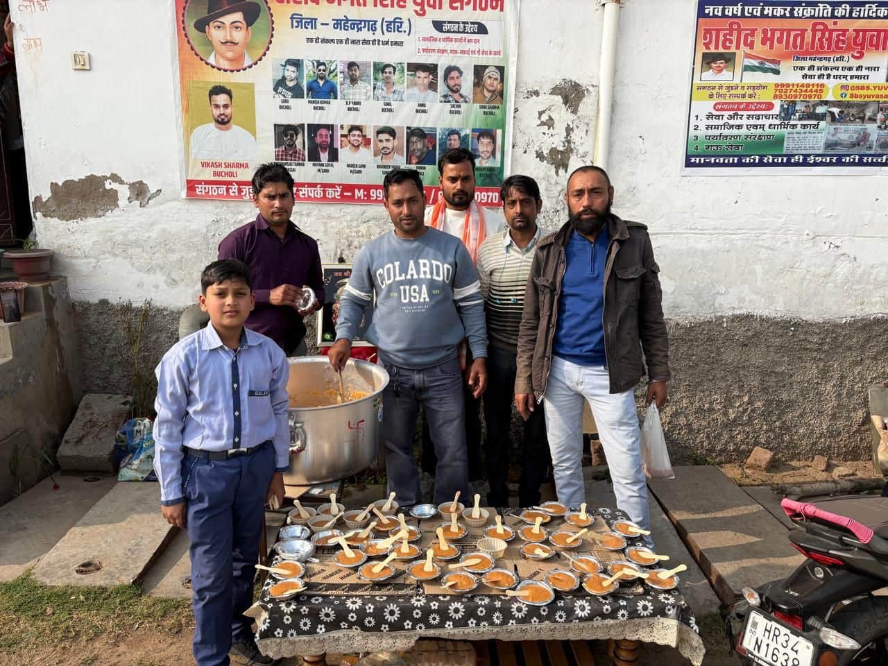 फोटो संख्या:64- बुचौली रोड पर राहगीरों को हलवे का प्रसाद वितरित करते शहीद भगत सिंह युवा संगठन -