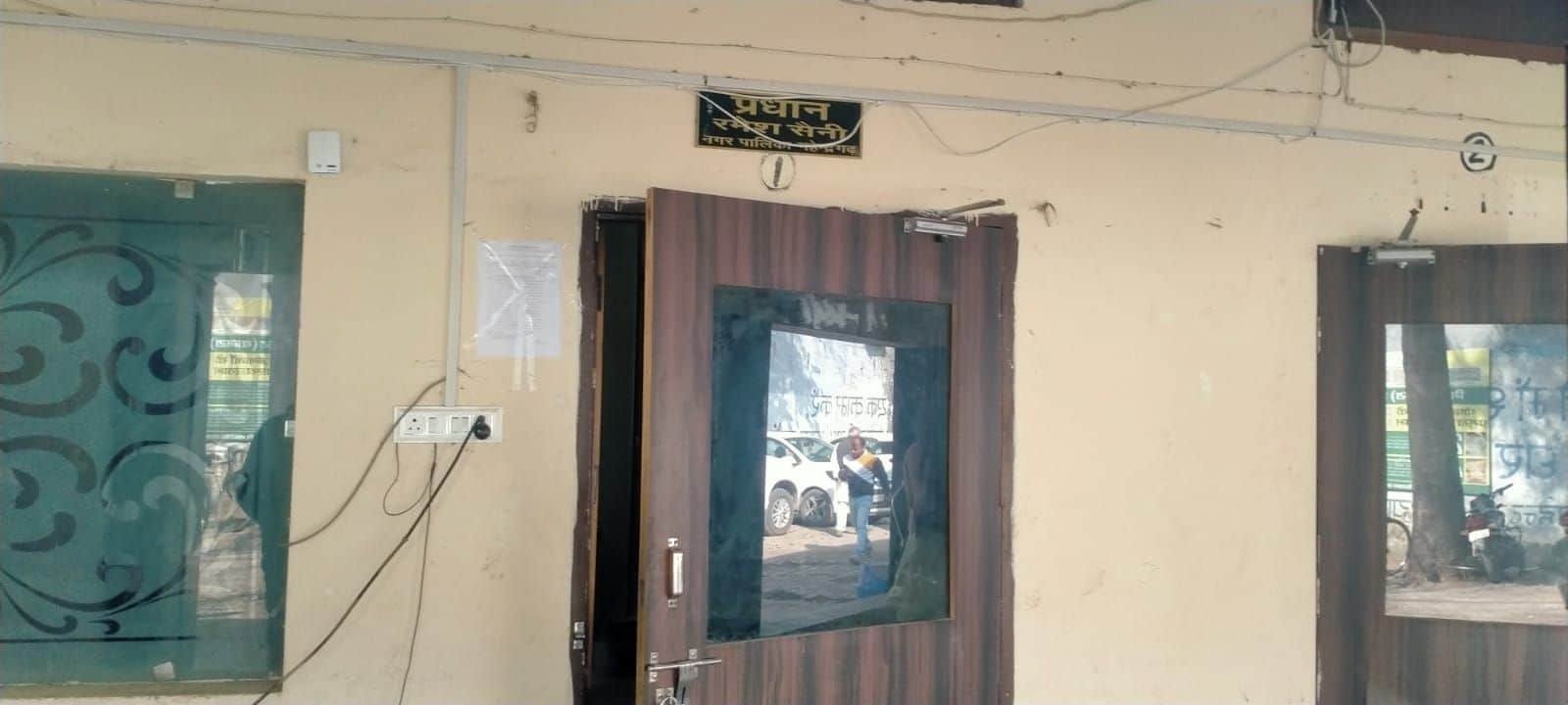 फोटो संख्या:69- नगर पालिका कार्यालय में प्रधान कक्ष के बाहर बैठक स्थगित का चस्पा नोटिस--संवाद