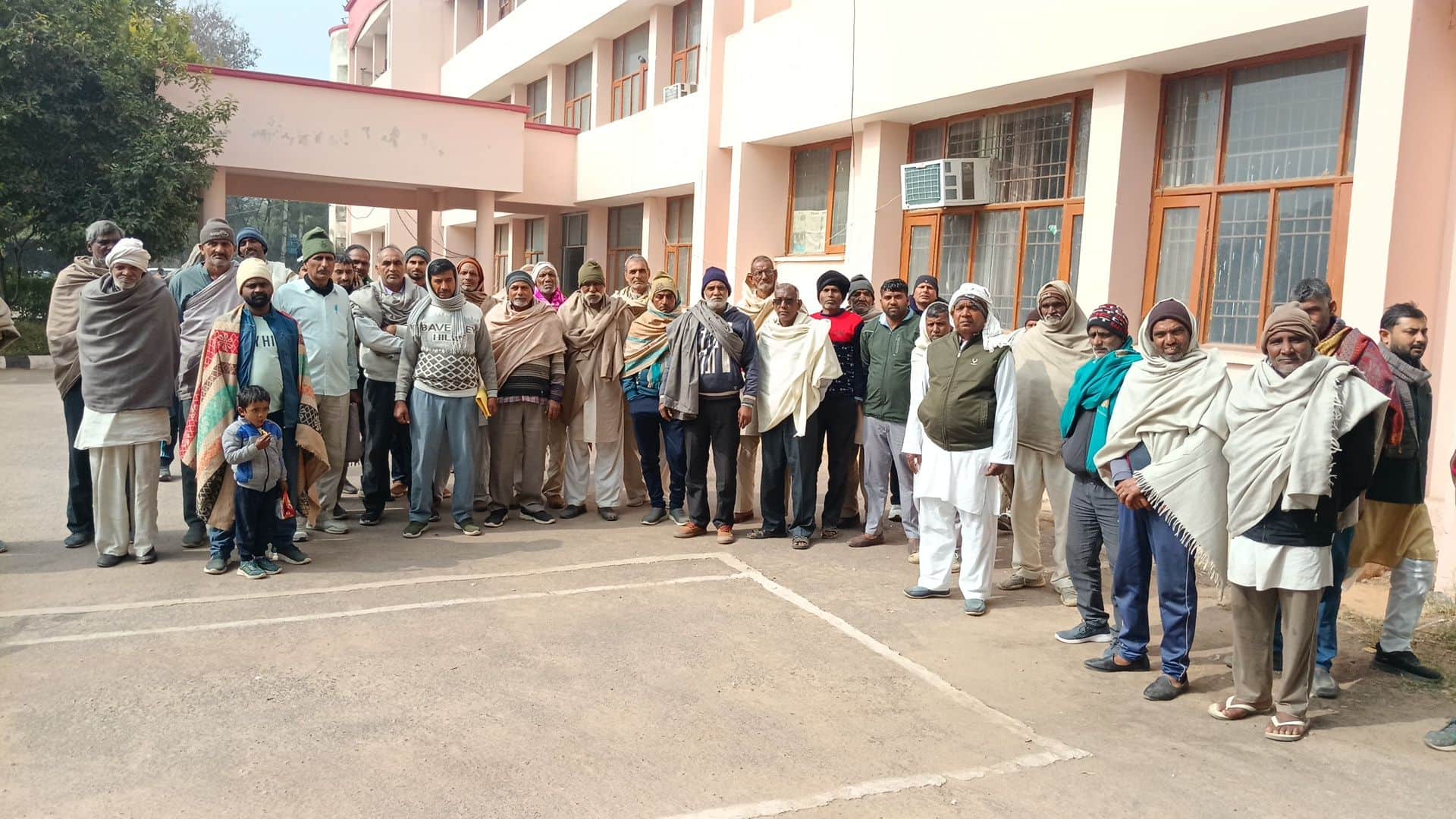 फोटो संख्या:71- लघु सचिवालय  महेंद्रगढ़ में उपायुक्त से मुलाकात के बाद खड़े गांव स्याणा के ग्र