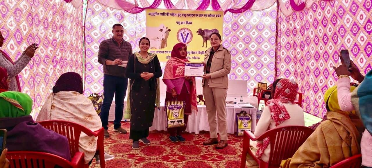 फोटो संख्या:76- रिवासा में स्थित  हरियाणा पशु विज्ञान केंद्र  में  पशुपालकों को सम्मानित करती 