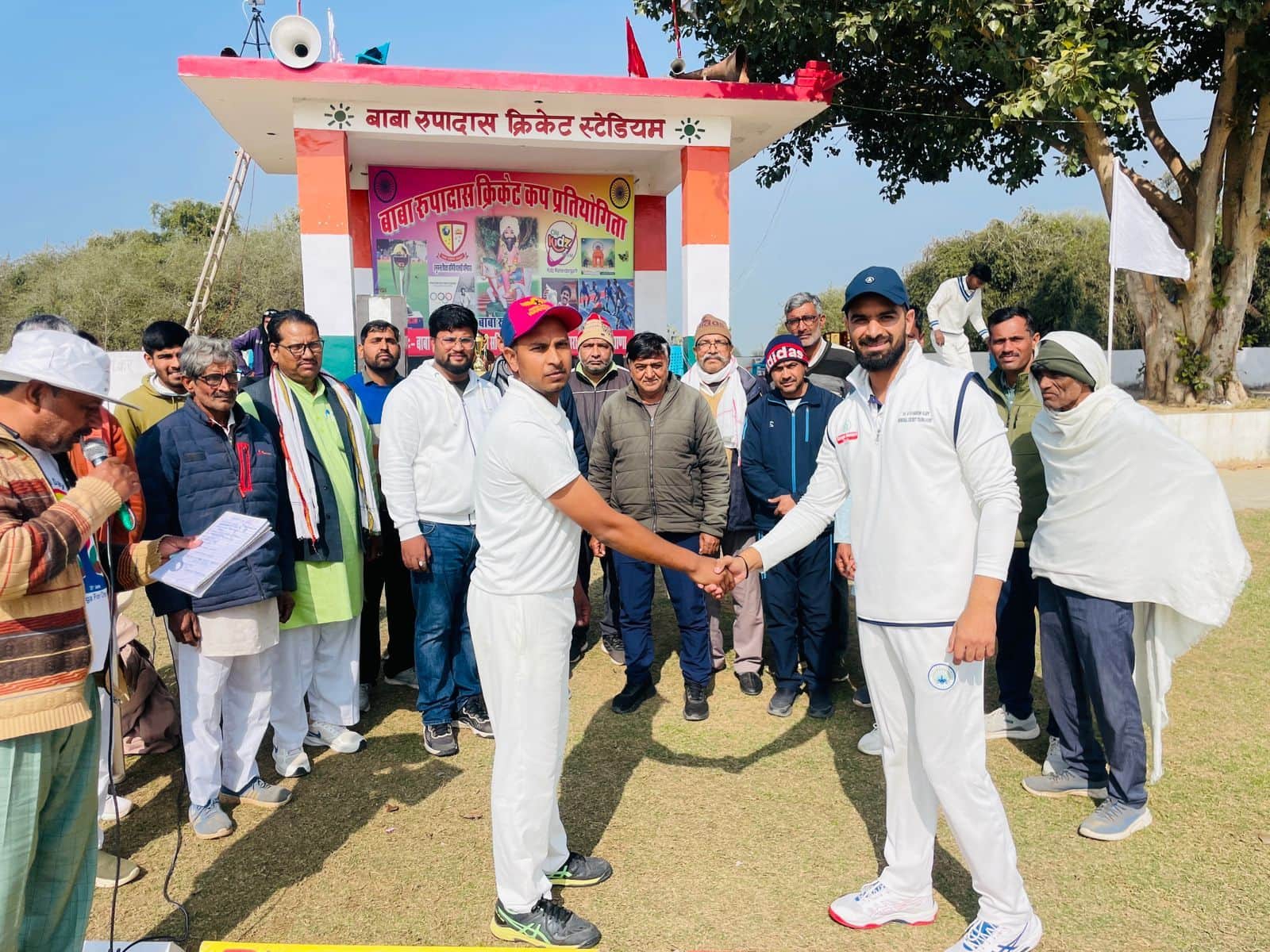 फोटो संख्या:77- गांव पालड़ी पनिहारा में क्रिकेट प्रतियोगिता में टॉस के बाद हाथ मिलाते खिलाड़ी-