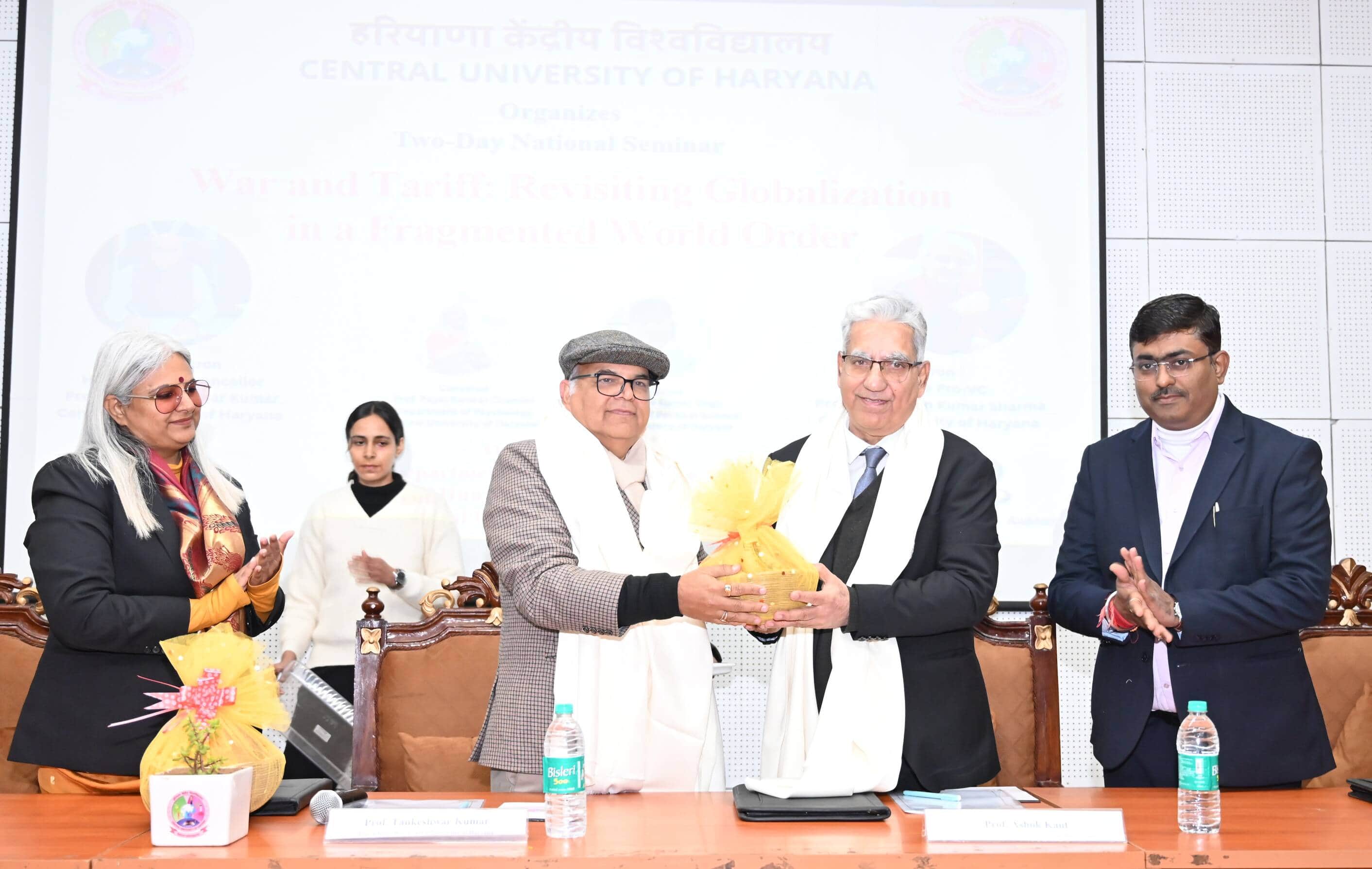 फोटो संख्या:78- हकेवि में आयोजित राष्ट्रीय सम्मेलन के उद्घाटन सत्र में मुख्य अतिथि प्रो. अशोक क