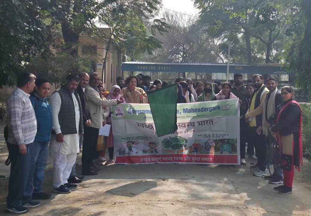 फोटो संख्या:79- राजकीय महाविद्यालय में एनएसएस शिविर के  शुभारंभ पर जागरूक रैली को हरी झंडी दिख