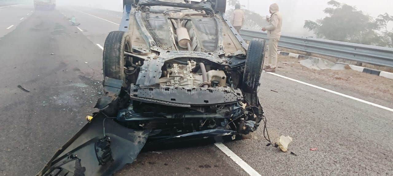 फाेटो संख्या:83- दिसंबर माह में 152डी पर हादसे में पलटी गाड़ी व कार्रवाई करती पुलिस---फाइल फोटो