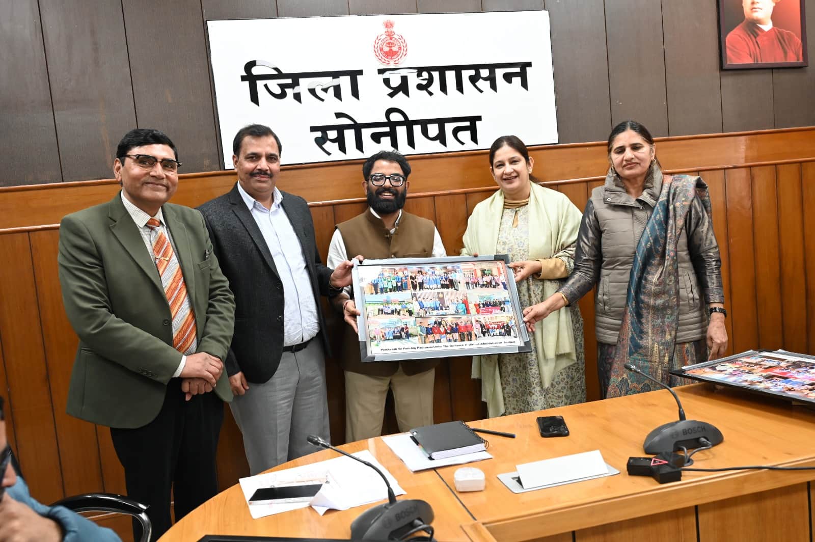 फोटो : सोनीपत लघु सचिवालय में आयोजित समारोह के दौरान प्रशासन से परिचय अभियान के तहत पहुंचे विद