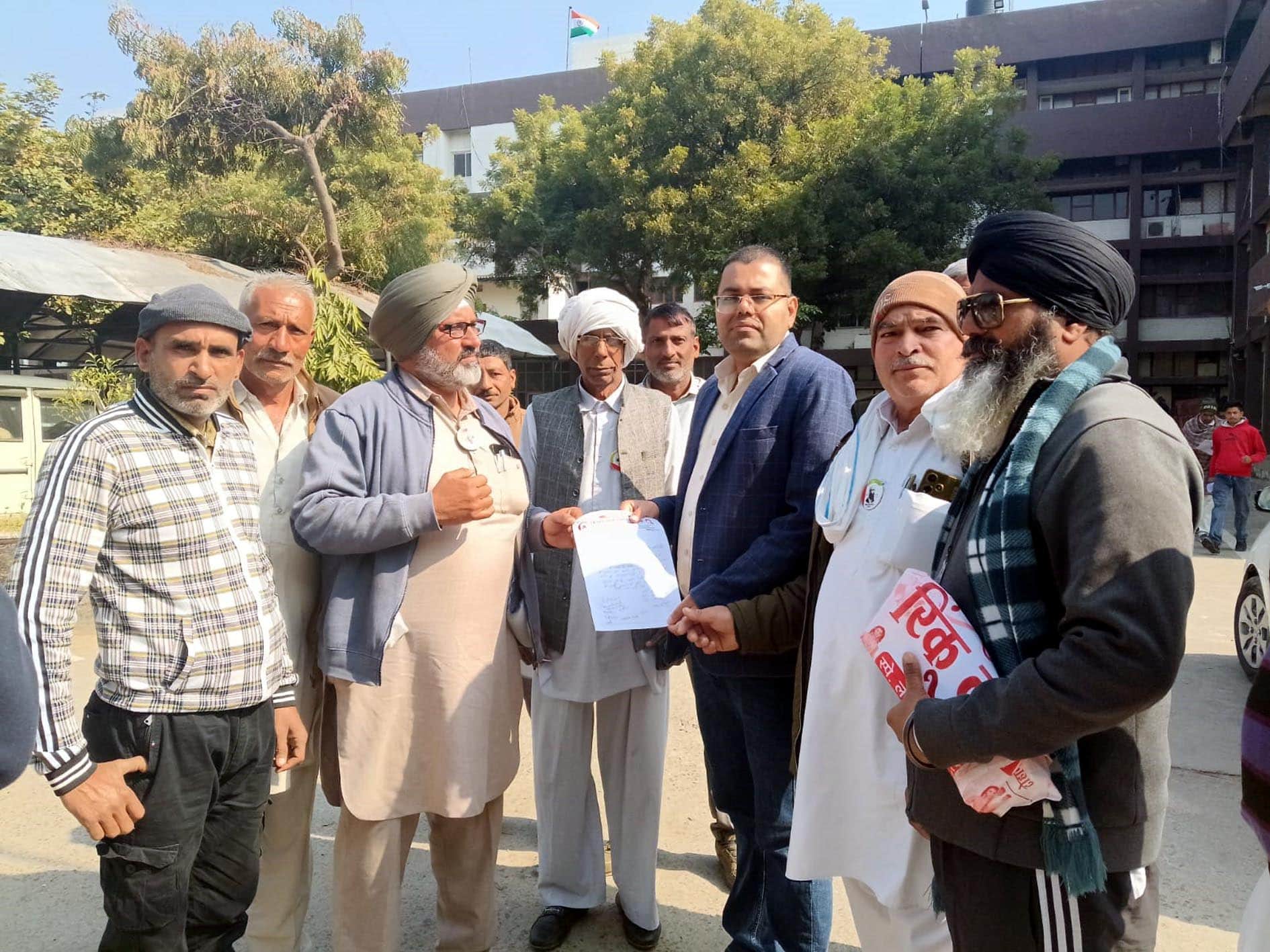 फतेहाबाद। अधिकारी को ज्ञापन सौंपते पगड़ी संभाल जट्टा किसान संघर्ष समिति का प्रतिनिधिमंडल। स्त्र