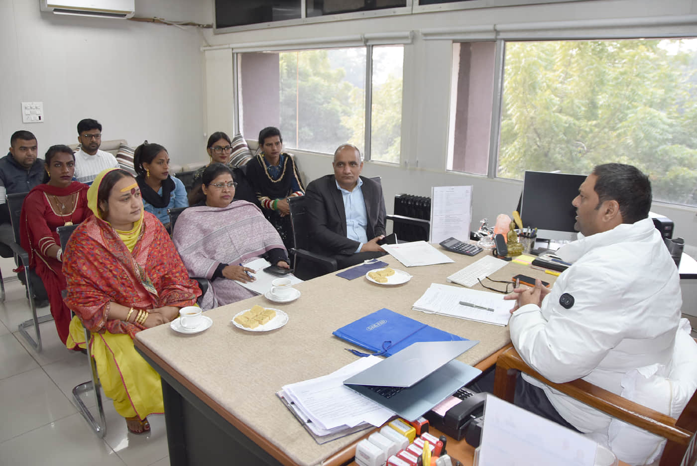 फतेहाबाद। बेटी बचाओ बेटी पढ़ाओ अभियान के तहत आयोजित बैठक की अध्यक्षता करते हुए अतिरिक्त उपायुक्