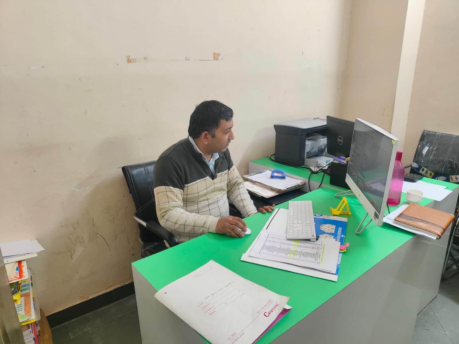 फतेहाबाद के जिला शिक्षा अधिकारी कार्यालय में रिपोर्ट तैयार करते हुए जिला विज्ञान विशेषज्ञ स