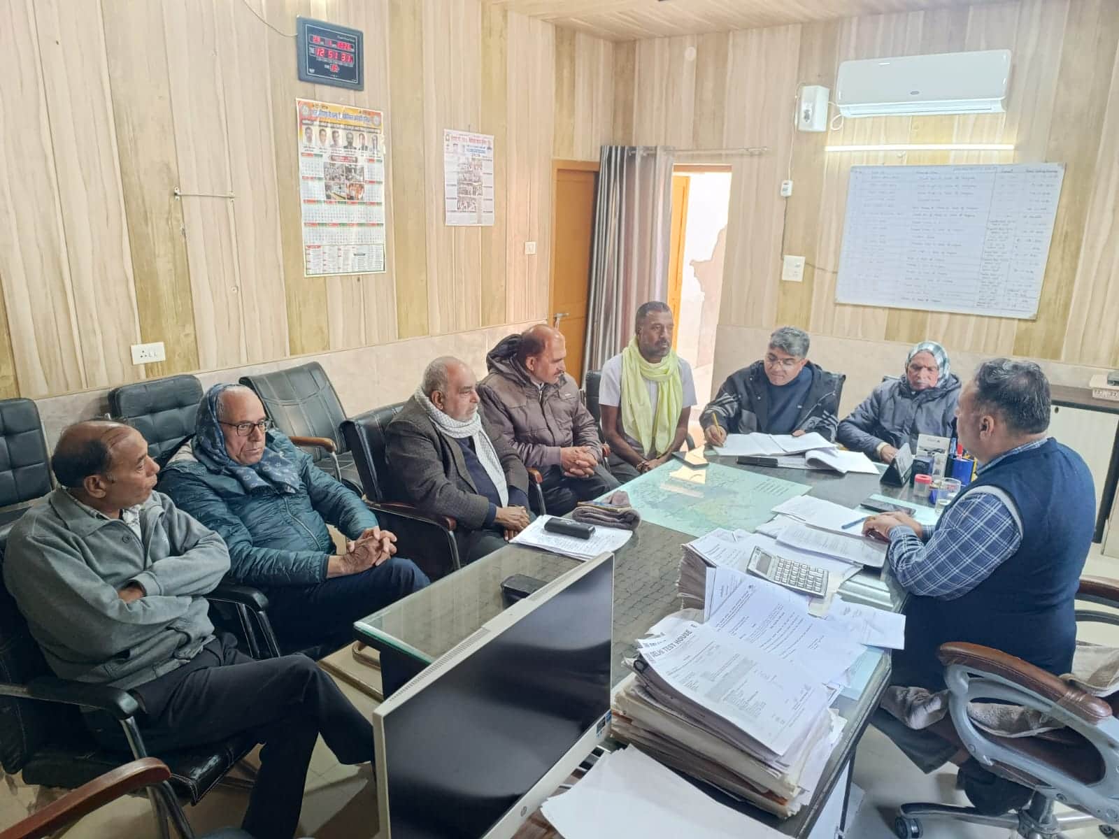 फतेहाबाद के जनस्वास्थ्य विभाग कार्यालय में एसडीओ को समस्याएं बताते हुए स्त्रोत संगठन