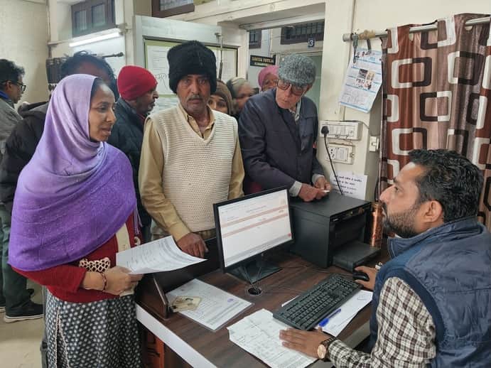 फतेहाबाद के नगर परिषद कार्यालय में शिविर के दौरान मौजूद लोग संवाद