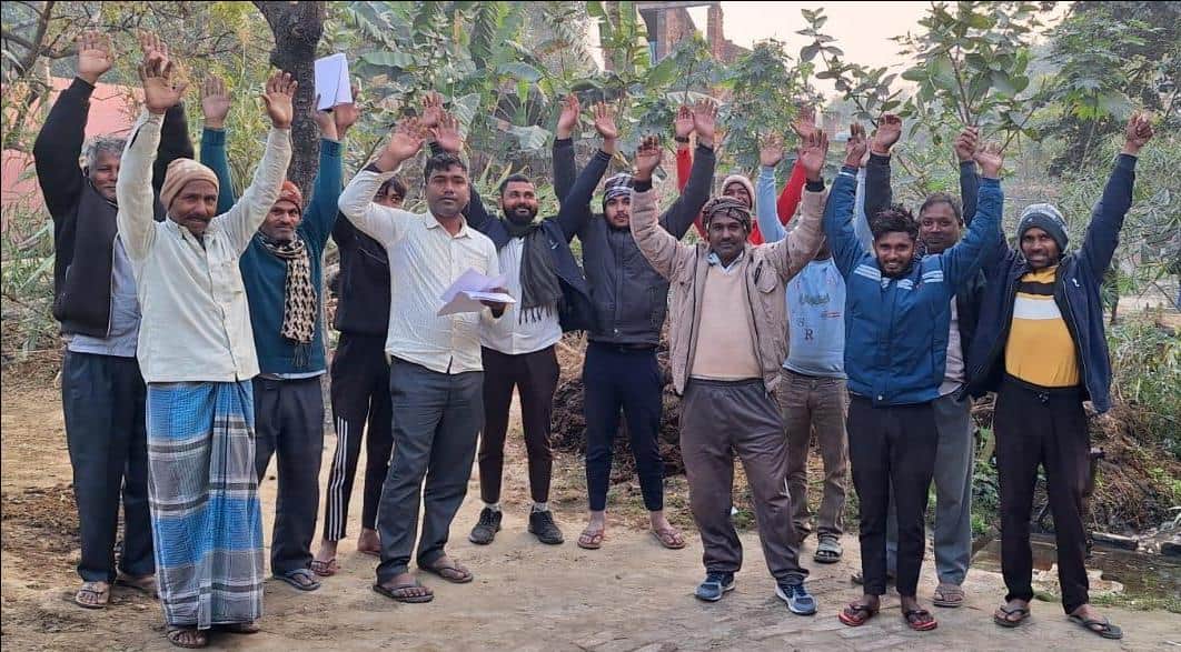 फतहपुर मंडाव ब्लाक के भठिया में विकास कार्य में भ्रष्टाचार को लेकर प्रदर्शन करते ग्रामीण ।संवाद