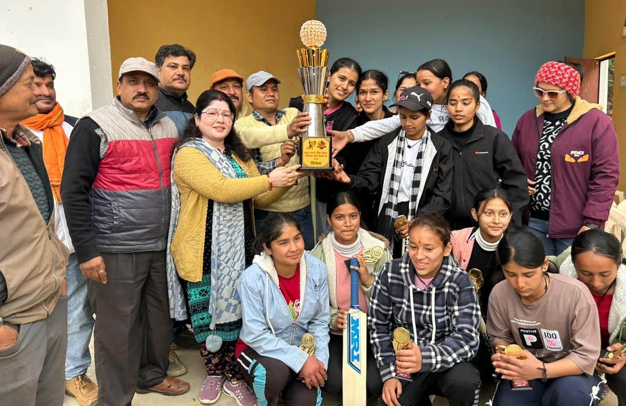 गणाईगंगोली में ट्रॉफी के साथ विजेता गणाई की टीम। स्रोत: आयोजक