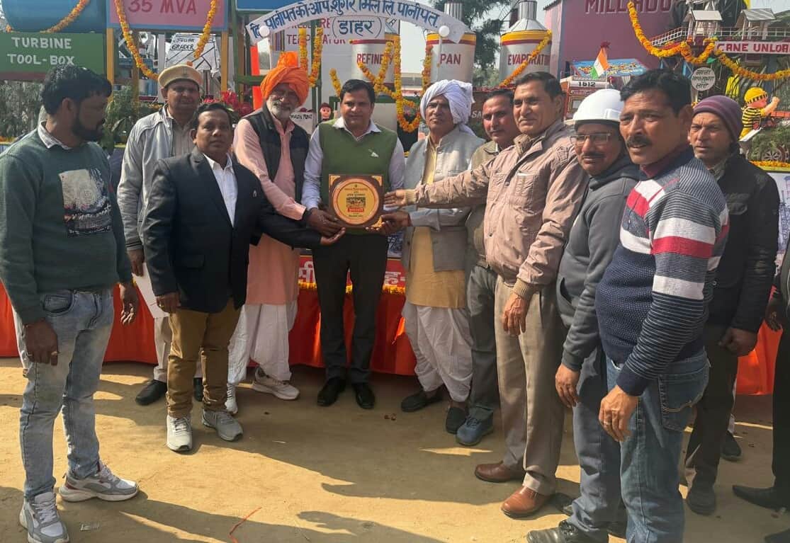 गणतंत्र दिवस पर प्रथम स्थान हासिल करने पर अधिकारियों को शुभकामना देते एमडी संदीप कुमार। संवाद