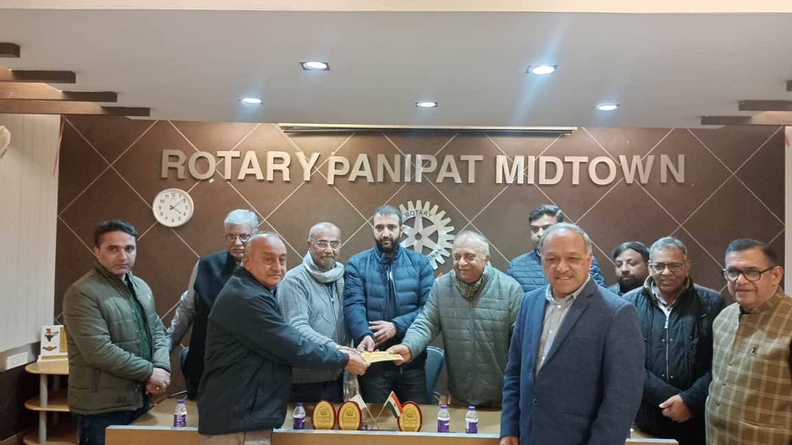 गुरदास कैथवास के इलाज के लिए सहायता राशि देते रोटरी क्लब मिडटाउन के प्रधान दीपक छाबड़ा और अन्