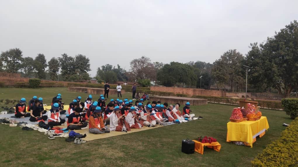 गंध कुटी में प्रार्थना करते बौद्ध अनुयायी।- संवाद