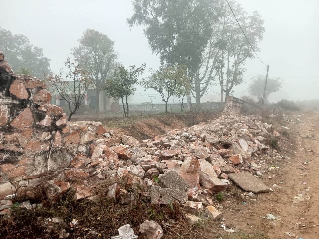 गांव गोपी स्थित मिडिल स्कूल की गिरी दीवार।