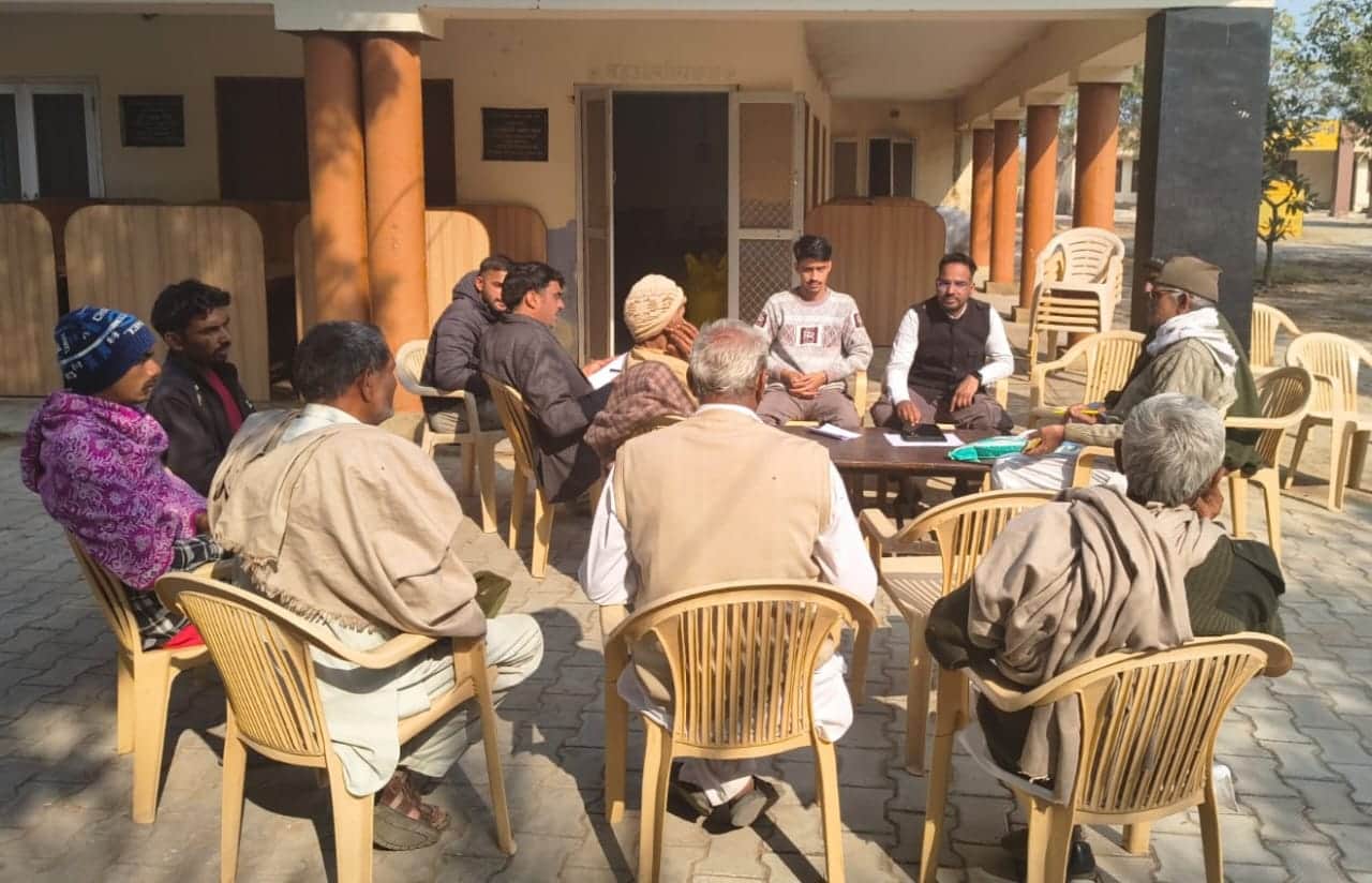 गांवों में किसानों की यूनिक आईडी बनाने के लिए पहुंची टीम। 