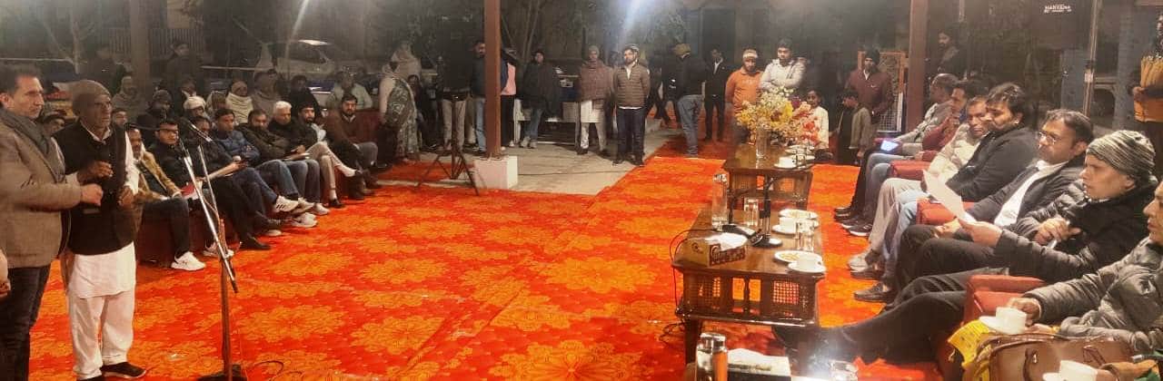 गांव मिठनपुरा में रात्रि ठहराव कार्यक्रम के तहत एडीसी वीरेंद्र सहरावत समस्याएं सुनते हुए। सूचना