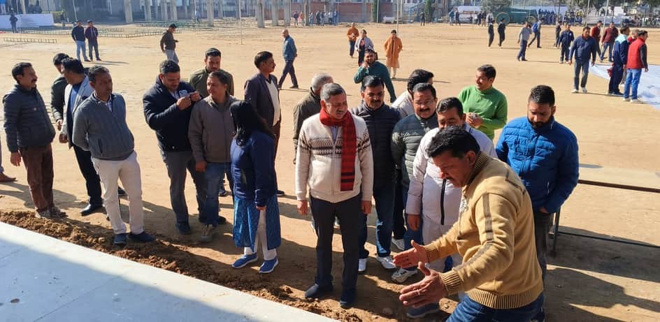 घुमारवीं छात्र पाठशाला के मैदान में निरीक्षण पर पहुंचे मंत्री राजेश धर्माणी और अन्य अधिकारी। स्