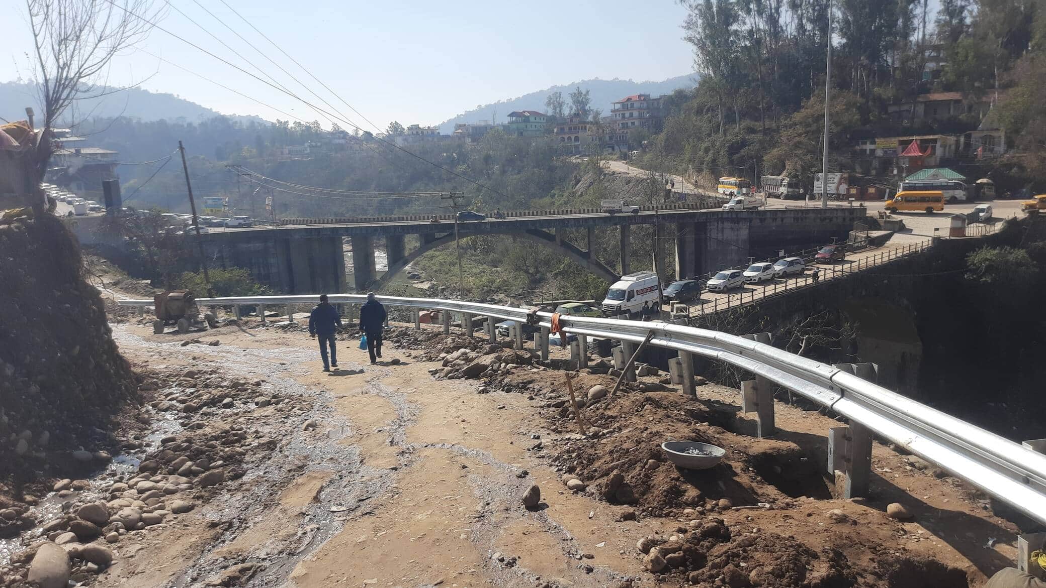 घुमारवीं में चल रहा एग्जिट रोड का निर्माण कार्य। संवाद