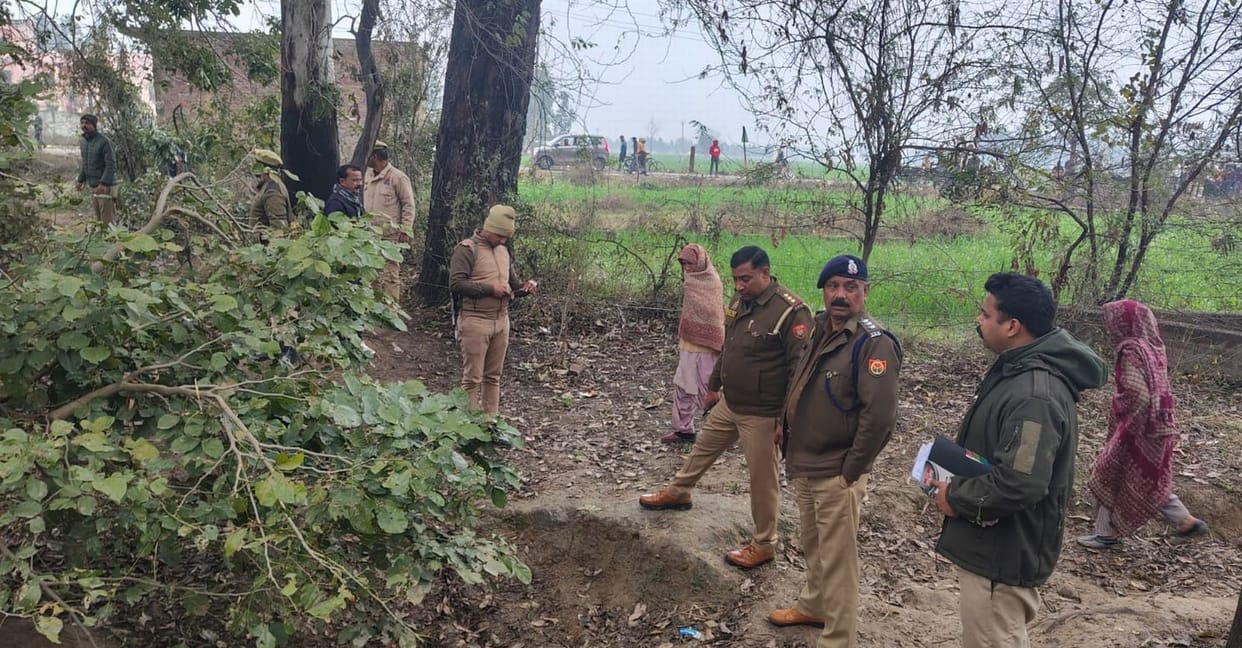 The body of a young man from Faridpur was found lying in the bushes in Dataganj.