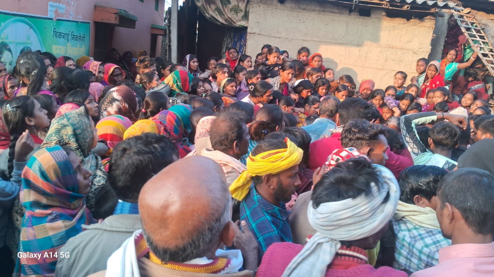 घटनास्थल पर लगी लोगो की भीड़