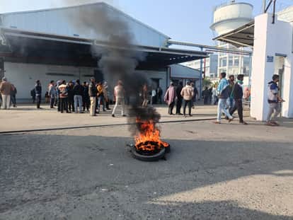 Bihar Uproar after death of worker at biscuit manufacturing company in Vaishali Hajipur news vaishali News