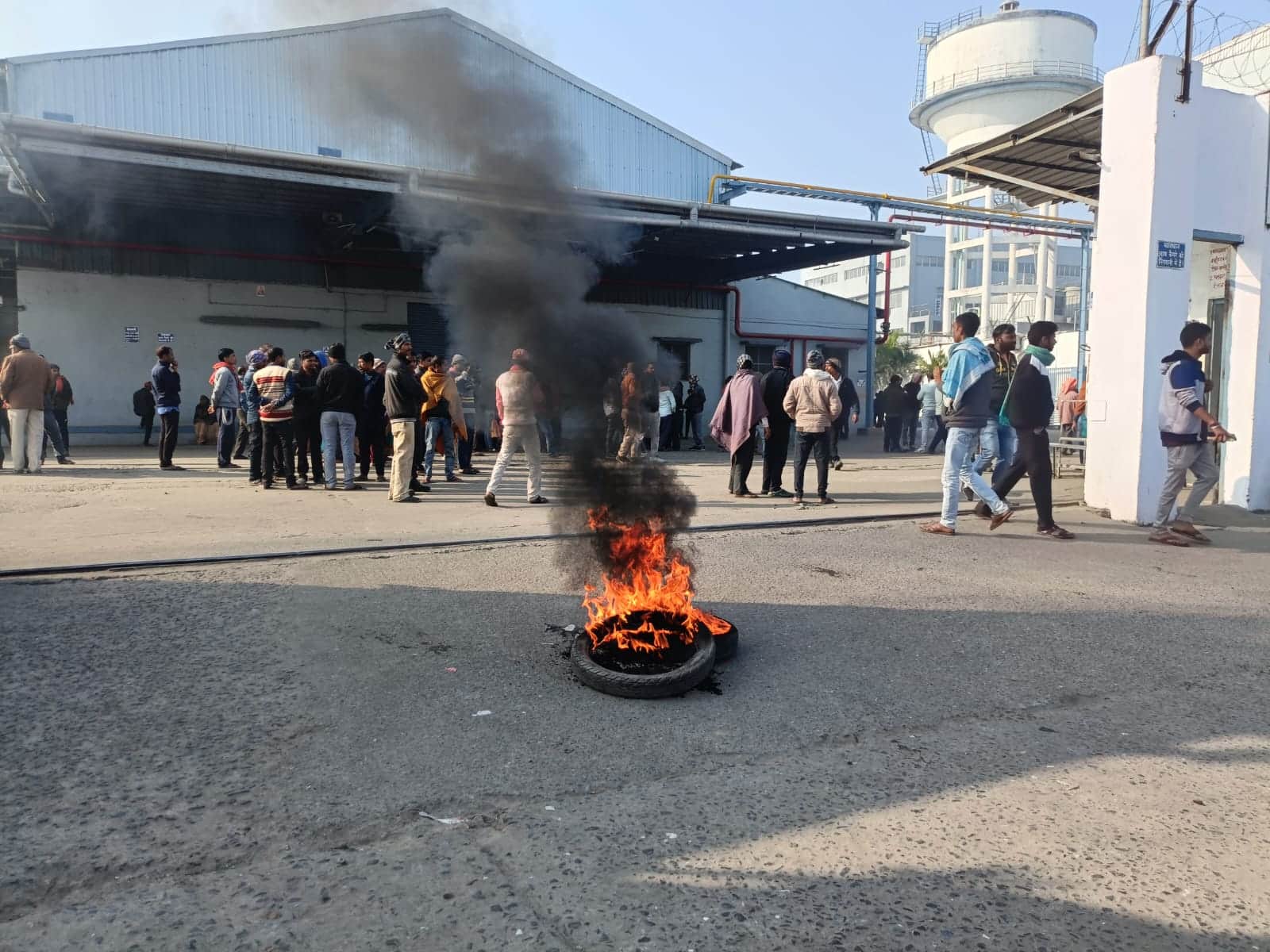 हंगामा करते हुए लोग आगजनी