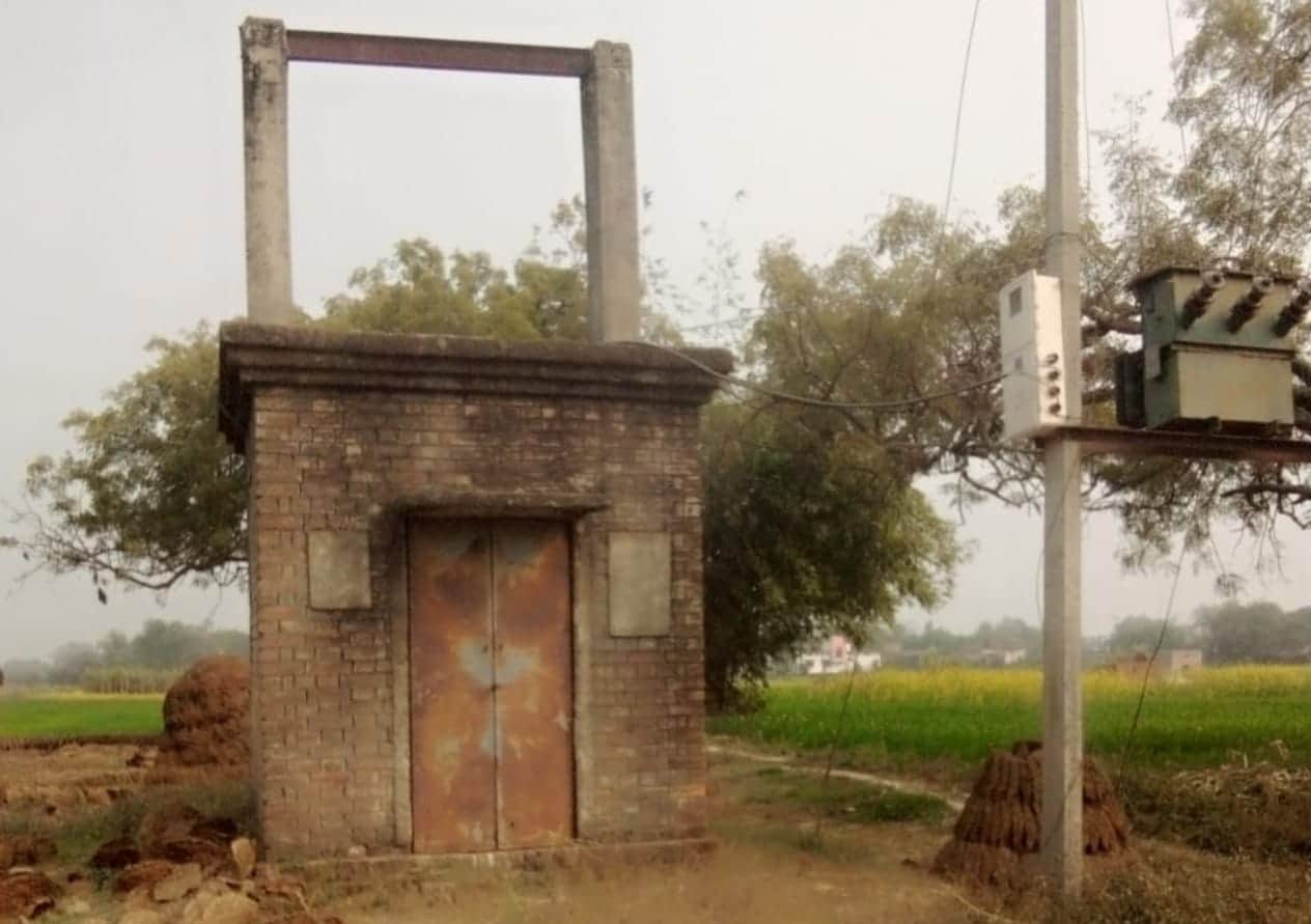 हरधना गांव में बंद पड़ा राजकीय नलकूप। संवाद