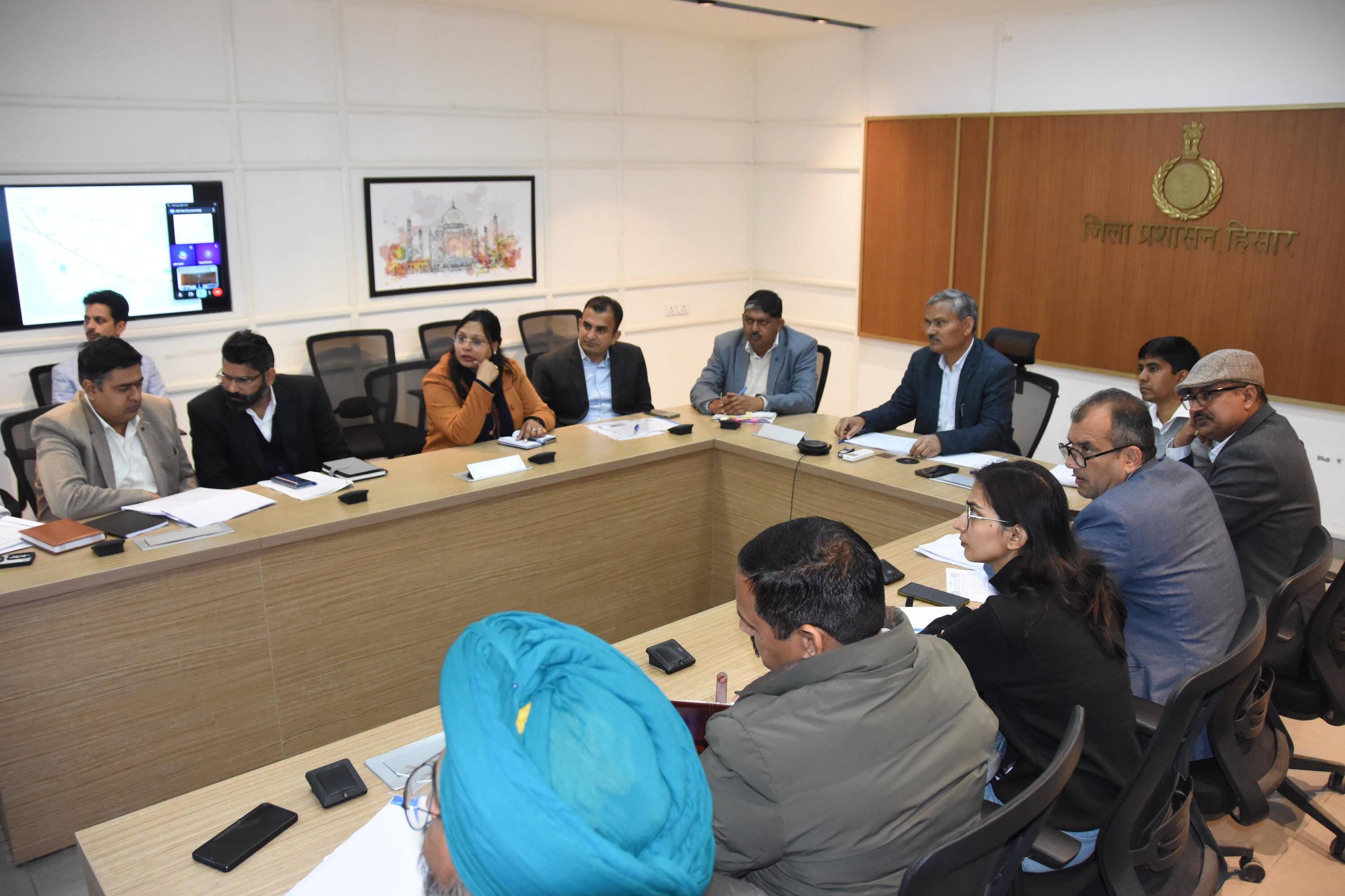 हिसार। जिला स्तरीय सड़क सुरक्षा समिति की मासिक बैठक की अध्यक्षता करते उपायुक्त महेंद्र पाल। स्र