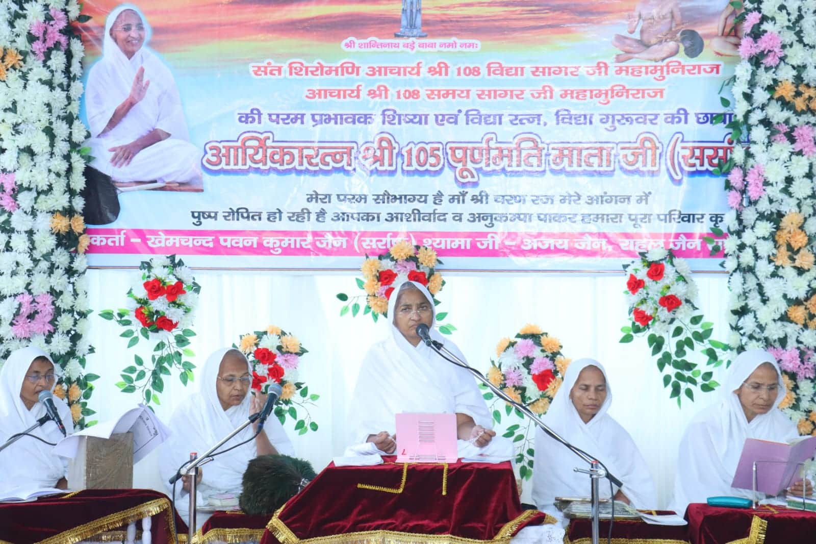 हस्तिनापुर के प्राचीन दिगंबर जैन बड़े मंदिर में प्रवचन करते आर्यिका पूर्णमति माता स्रोत मंदिर