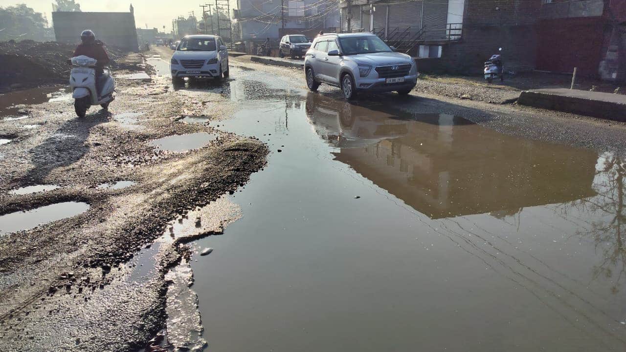 हटली मोड़ में खस्ताहाल हाइवे। संवाद