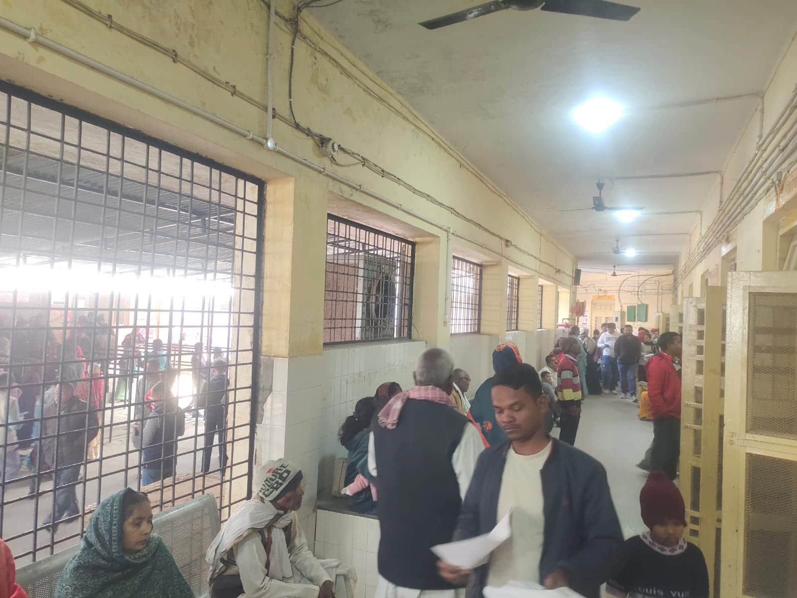 इलाज के लिए पहुंचे मरीज।