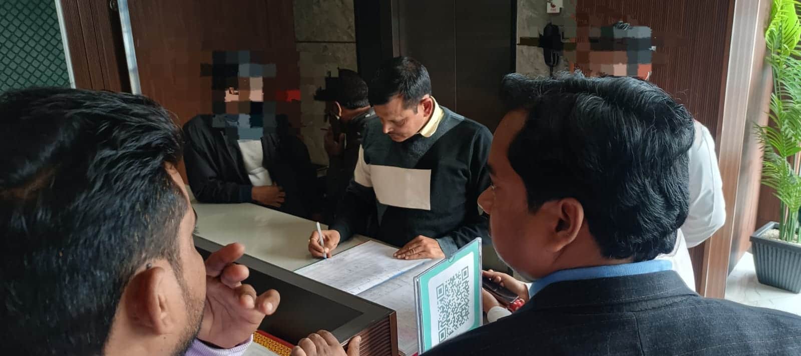 जांच करती पुलिस।