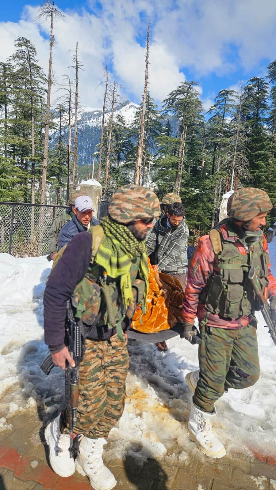 जच्चा-बच्चा को लाटी पीएचसी ले सैन्य जवान।