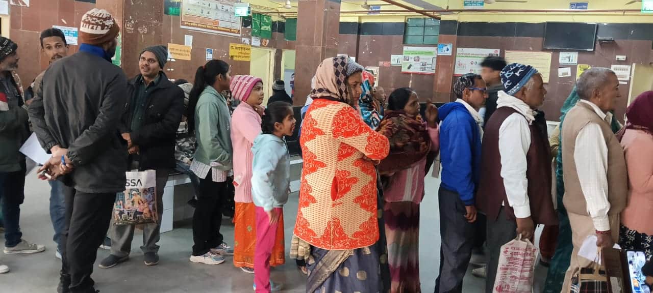 जिला अस्पताल में इलाज कराने पहुंचे मरीज। संवाद